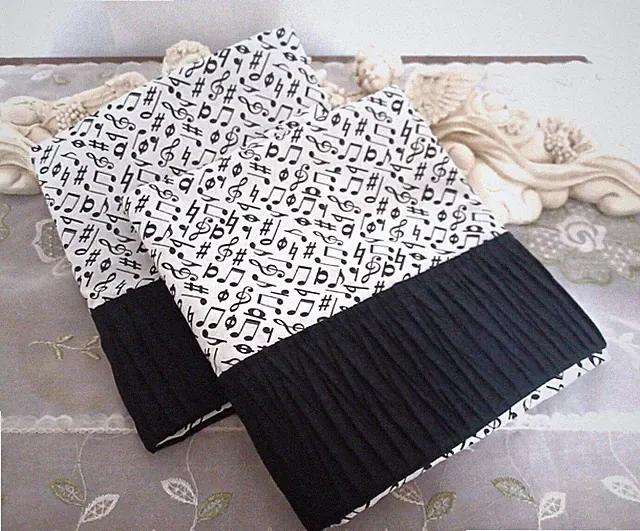 SKR - MUSIC THEMED PILLOWCASES-SET/2 BLACK/WHITE MUSIC NOTES - (BLACK) NEW