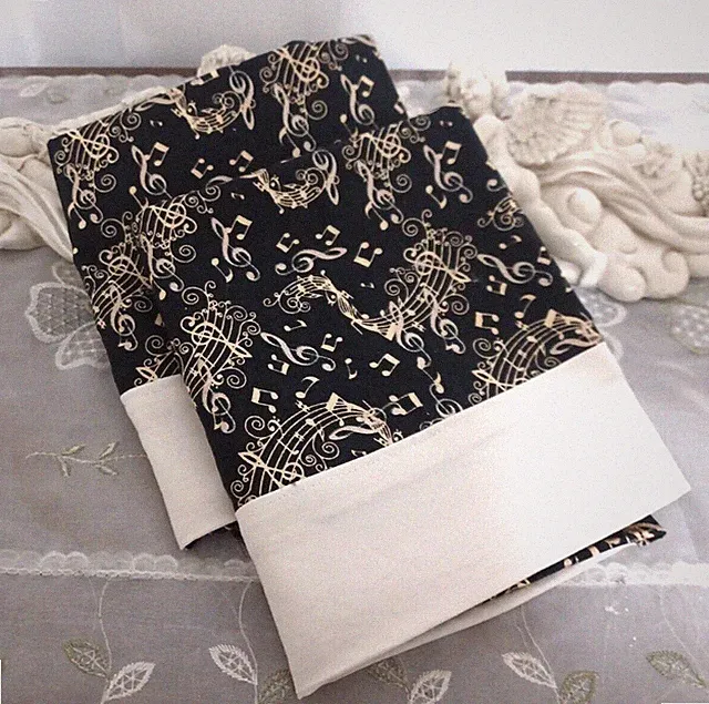 SKR - MUSIC THEMED PILLOWCASES SET/2 GOLDEN MUSIC NOTES ON BLACK (BEIGE)