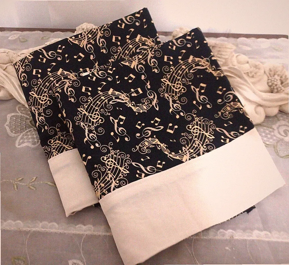 SKR - MUSIC THEMED PILLOWCASES SET/2 GOLDEN MUSIC NOTES ON BLACK - NEW