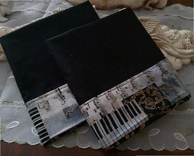 SKR - MUSIC THEMED PILLOWCASES SET/2 PIANO KEYS MUSIC NOTES - NEW